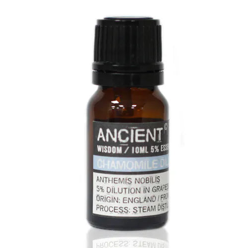 Amber glass bottle of Ancient Wisdom chamomile diluted essential oil, labeled with Anthemis nobilis, origin England/France, 5% dilution in grapeseed oil, obtained by steam distillation.